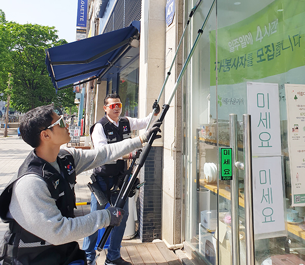 5월 9일 아름다운가게 마두점을 방문해 아들과 함께 직접 청소 봉사를 하는 양훈 대표..