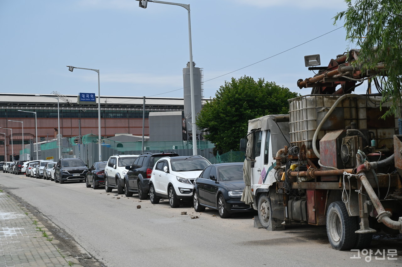 대곡역으로 향하는 좁은 2차선 진입로에 한쪽 차선은 주차차량이 즐비해있다. 대곡소사선 개통 후에는 더 혼란스러운 상황이 예상된다. 