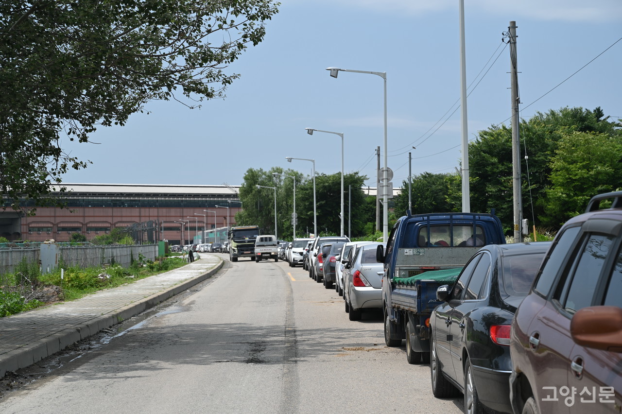 좁은 1차로 때문에 공사차량과 겹칠 경우 교행에 큰 불편을 겪게 된다. 