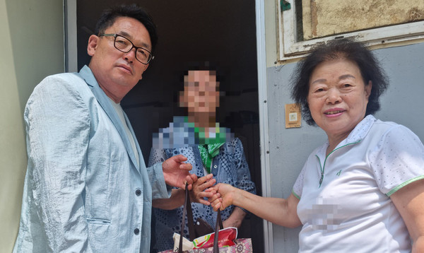 송포동 지역사회보장협의체가 시원한 여름나기를 위한 안부인사를 나누며 사랑의 꾸러미를 전달했다.