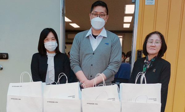 장애인직업재활원에서 고양시사회복지협의회와 후원처 담당자가 물품전달식을 진행하고 있다.