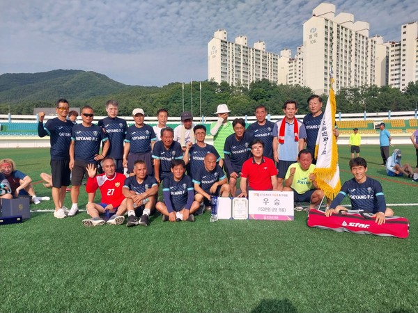 파죽의 5연승으로 우승 트로피를 거머쥔 고양시 60대축구팀.