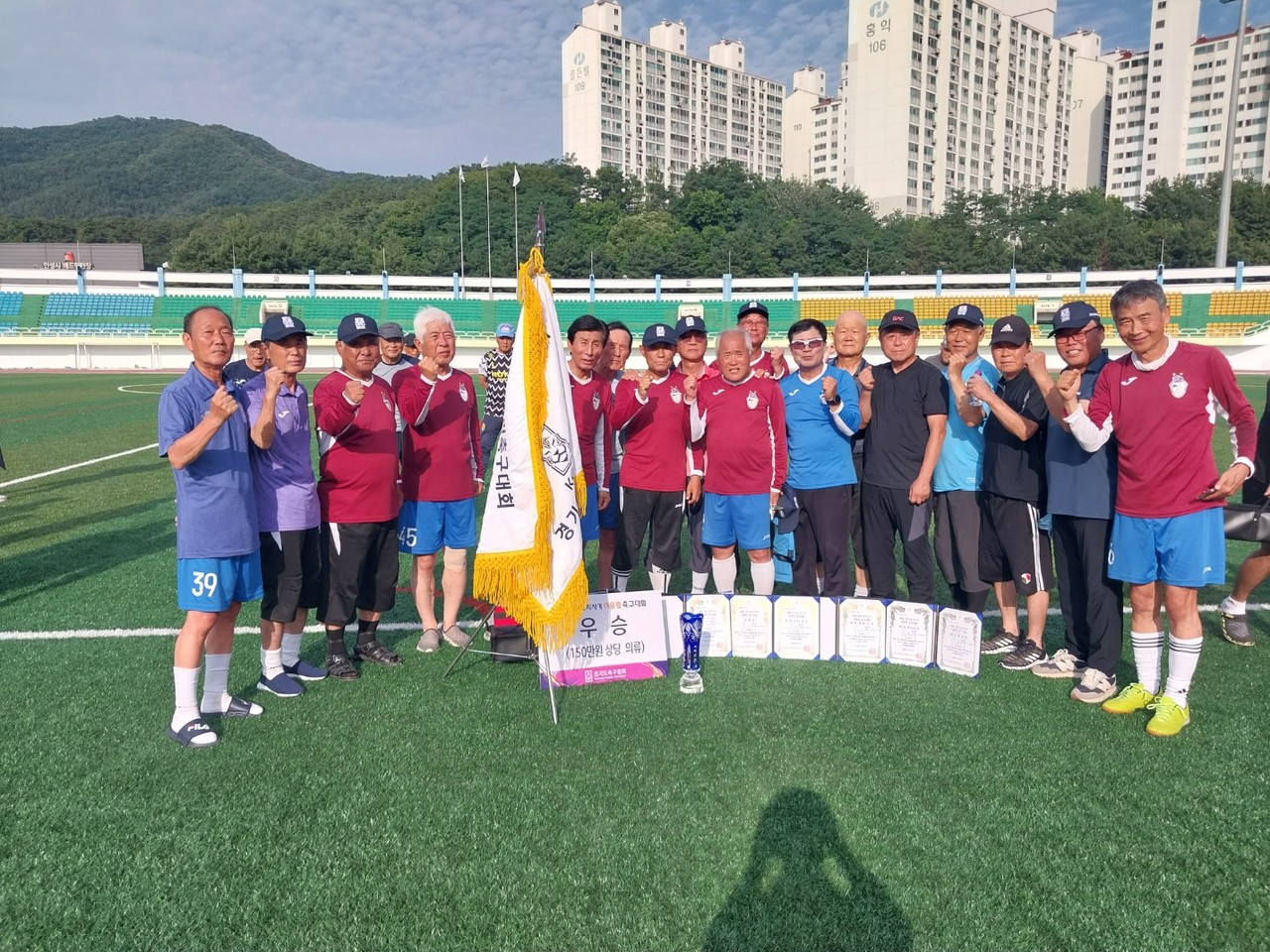 결승에서는 광주시와 붙어 3대 1로 이겨 우승을 차지한 고양시 70대축구팀.