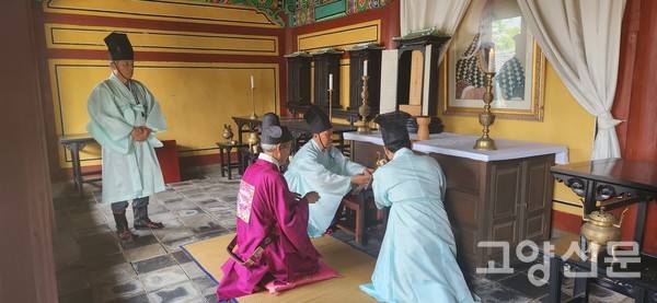 행주서원 긱공사에서 고유례를 봉행하는 권정택 신임 행주서원장