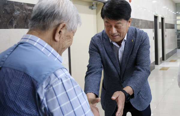 심은보 조합장이 조합원을 반갑게 맞이하고 있다.