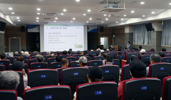 교육지원본부 홍민호 상무가 2022년 송포농협 현황과 결산내용을 설명하고 있다.