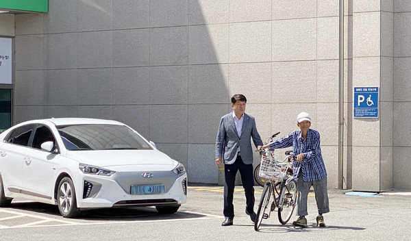 심은보 조합장이 사업설명회에 참여한 조합원에게 고마움의 인사를 전하며 배웅을 했다.