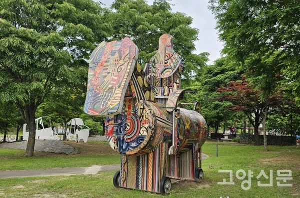 다양한 조형작품을 만날 수 있는 야외조각공원.