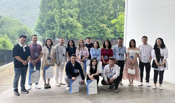 고양아쿠아특수촬영스튜디오에 방문한 엘비즈코리아 몽골방송관계자들.