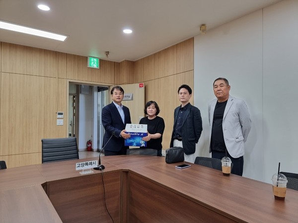 지난 16일 주민서명부·성명서를 시장에 전달 중인 가좌마을 입대의연합장단.