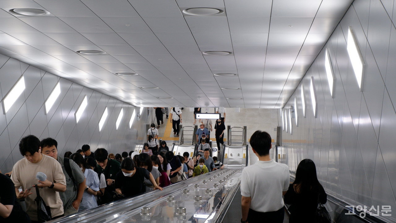 지하 83m 아래 김포공항역 서해선 탑승구로 향하는 에스컬레이터