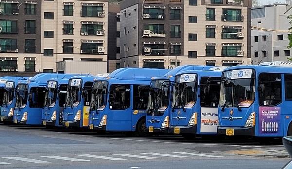 서울 강북구의 한 차고지에 서있는 시내버스 모습. (사진제공: 오마이뉴스)