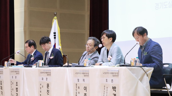 포럼에 차석한 발제자와 토론자들,