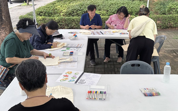 체험에 참여한 주민들이 프로그램을 진행하고 있다.