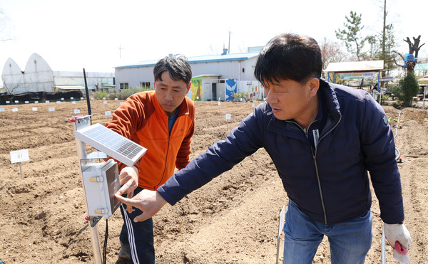 지난 4월 윤현철 대표와 심은보 송포농협 조합장이 스마트팜 기기를 시연하고 있다.