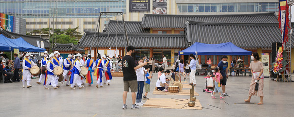 고양문화원 야외마당에서 펼쳐지는 공연에는 맣은 시민들이 함께 즐긴다.