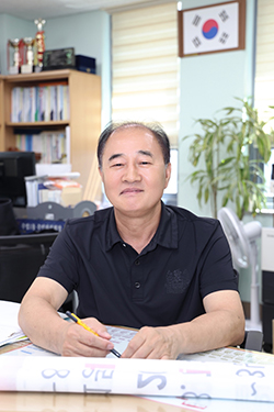  김영식 주엽1동 주민자치회장. 고양시주민자치협의회장과 경기도주민자치회협의회 공동회장으로도 활동하며, "주민자치 성장에 노력과 진정한 주민자치 발전에 최선을 다하겠다"라고 말했다.