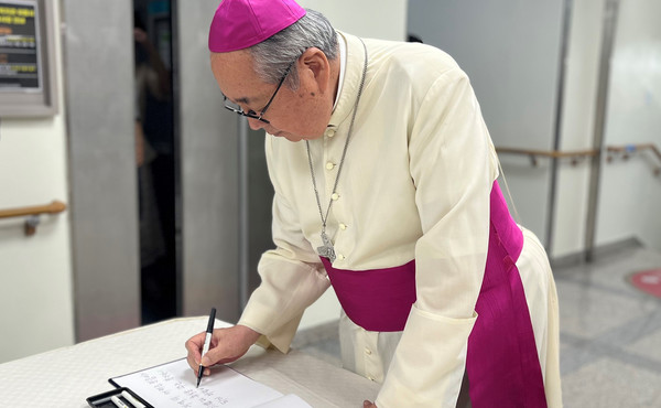 이기헌(베드로)주교가 방명록을 작성하고 있다.