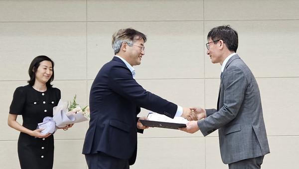 이동환 고양시장이 수상자에게 상장을 전달하고 있다.