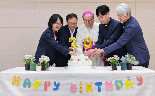 케이크 커팅식을 진행하고 있다.(왼쪽부터 김현아 당협위원장, 고양시청 서광진 사회복지국장, 천주교의정부교구 이기헌(베드로)주교, 고양시일산종합사회복지관 최찬영 관장, 지역주민 대표 박연수)