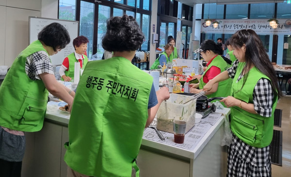 행주동 주민자치회가 지역 내 어르신들과 고립가구 예방을 위한 ‘중복맞이 여름 한마당 잔치’를 진행했다. 