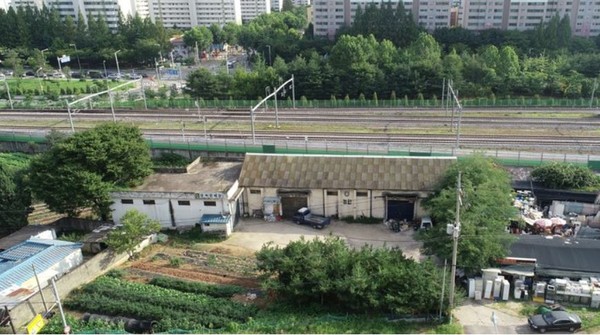 일산역 인근에 있는 일산농협창고가 리모델링 공사를 통해 주민편익공간인 일산복합문화창작소로 바뀐다.