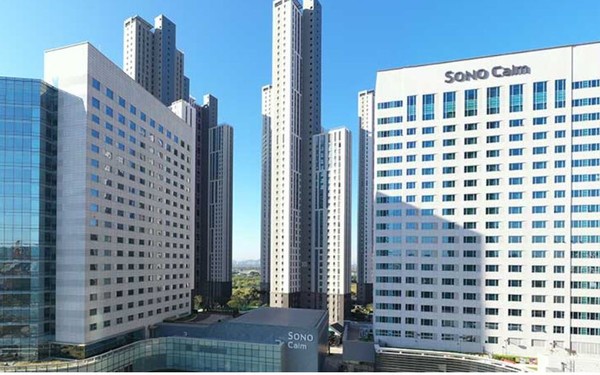 이스트동이 2013년 377실로, 웨스트동은 2019년 449실로 개관해 현재 총 826실의 객실을 보유하고 있는 소노캄고양.