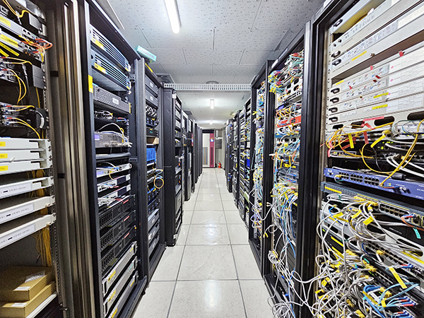 고양시 시민안전센터 통신실 모습. 2016년 센터 개소 이후 매년 CCTV가 증설돼 장비실(백본, 서버, 저장장치)이 포화상태에 이르러 신규 장비를 설치할 공간이 없는 상황이다.