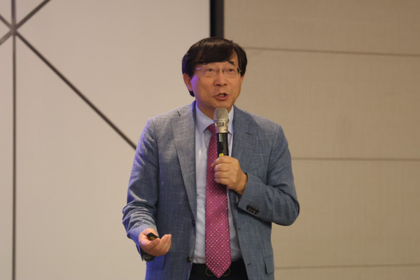 강연 중인 서홍관 국립암센터 원장.