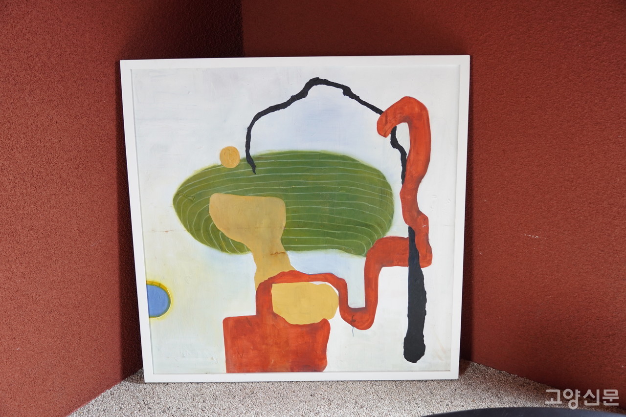 강렬한 외관으로 이목을 끄는 디스케이프 건물은 박지선 사장의 그림에서 영감을 받아 건축했다.