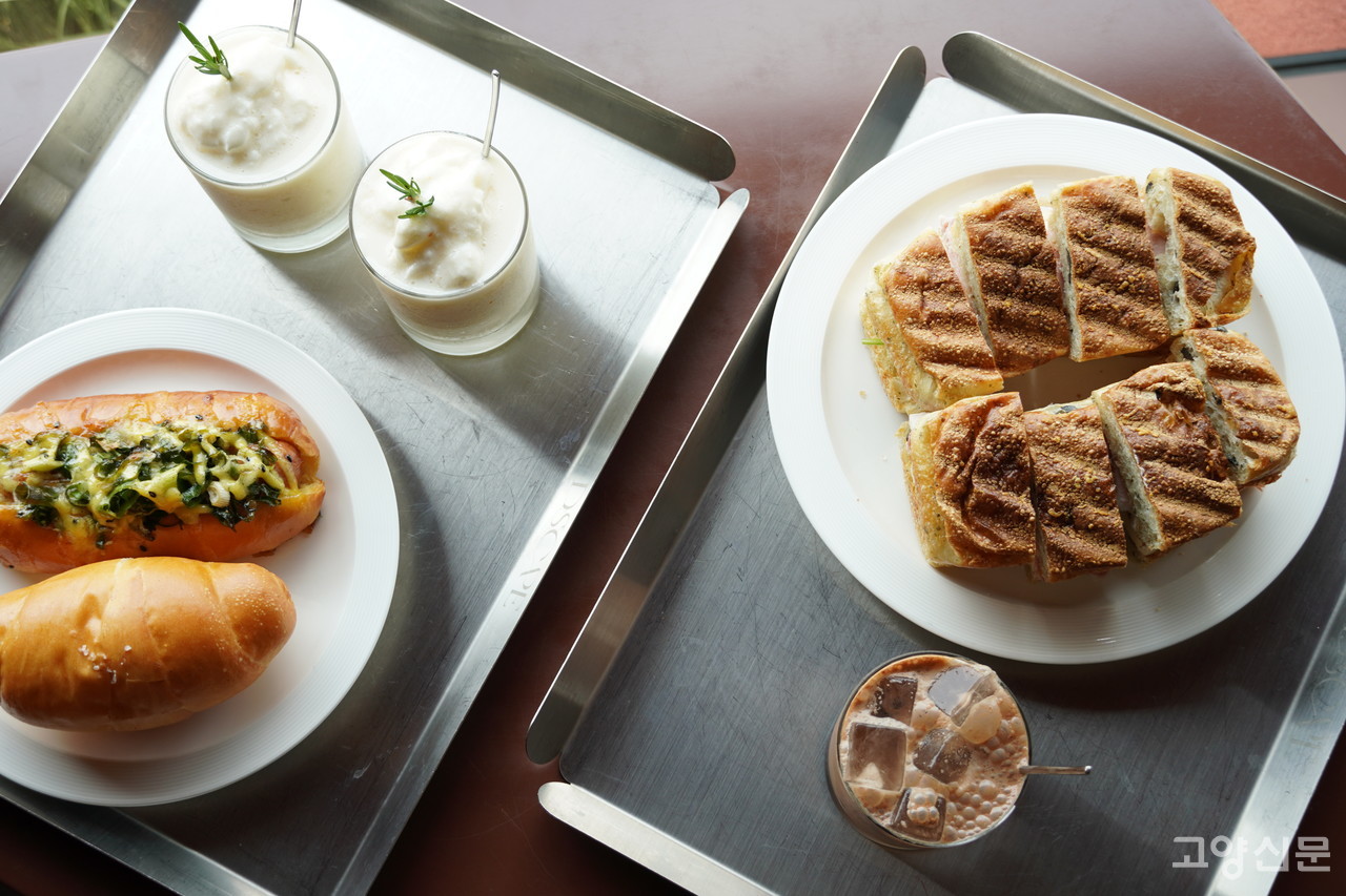 왼쪽 쟁반에는 유자요거트스무디, 대파소시지빵, 소금빵. 오른쪽 쟁반에는 잠봉뵈르, 시그니처초코