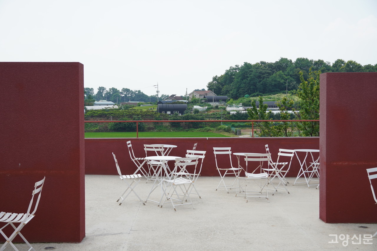 대장동 풍경을 볼 수 있는 2층 테라스 공간.