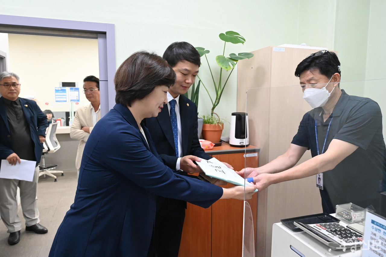 기자회견을 마친 뒤 신인선 시의원과 최규진 시의원(이상 민주당)이 대표로 고발장을 제출하는 모습