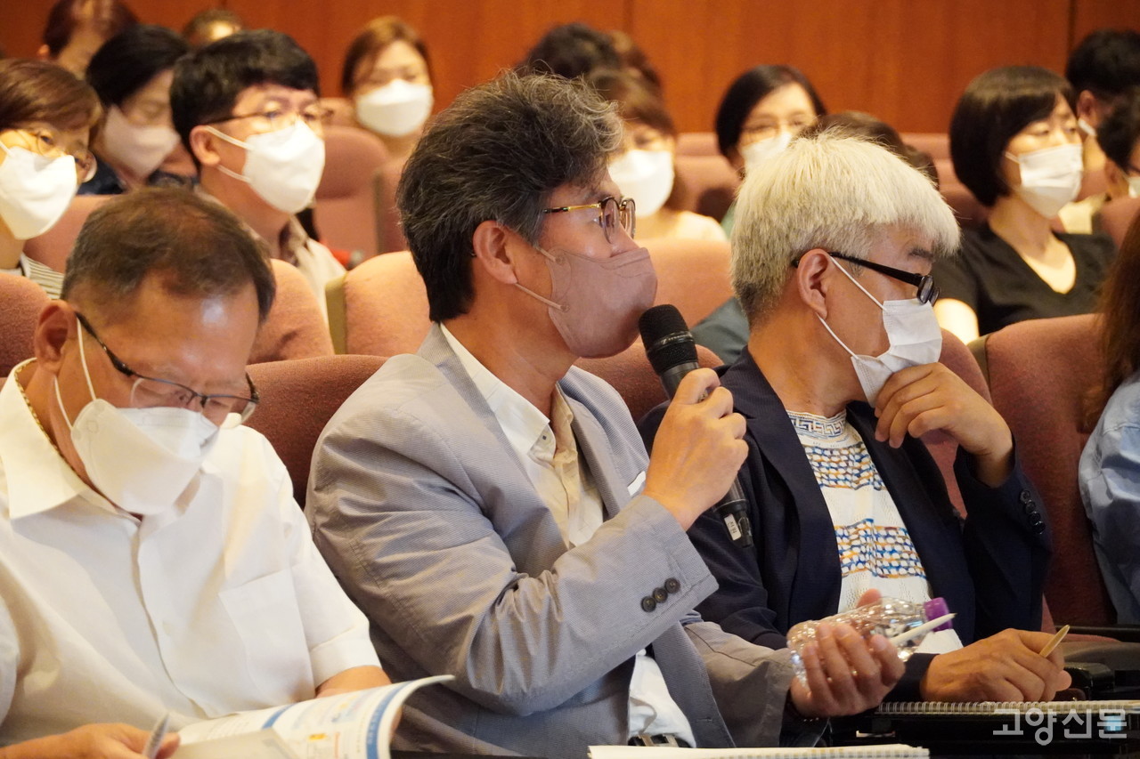 전한욱 한국장기요양기관 지역협회연합 수석 부회장이 격리치료에 대해 질의하고 있다.