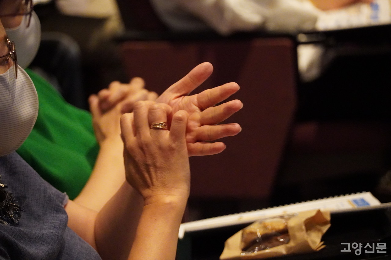 정우용 교수의 손 위생 강의에서 참석자들이 '올바른 손 씻기 방법'을 연습하고 있다.