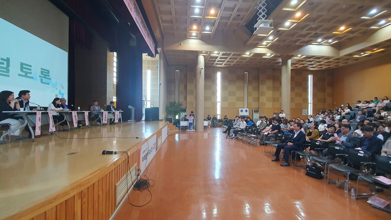 19일 덕양구청에서 열린 ‘고양시민복지재단, 성공적인 설립방안’을 주제로 한 토론회에는 복지 관련 전문가와 사회복지기관, 사회복지시설 종사자 약 100여명이 참석했다.