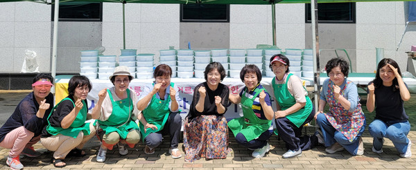  창릉동 새마을부녀회가 지역 독거 어르신 등 취약계층 50가구에 '사랑의 밑반찬'을 나눴다.