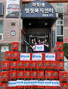 화정본정형외과의원가 어려운 이웃들의 건강한 여름나기를 위한 라면 180박스(3,600개)를 화정1동에 후원했다.