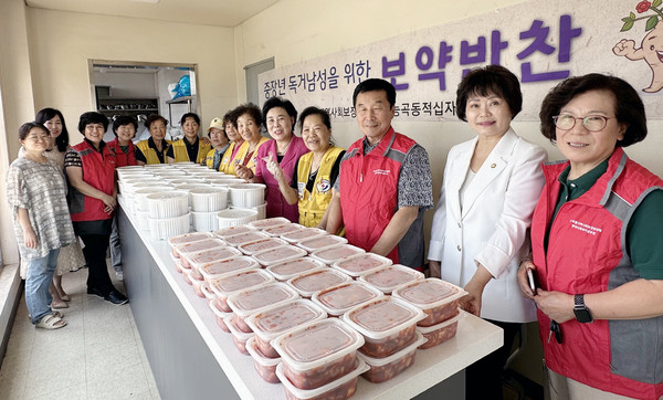 능곡동이 폭염과 고물가에 지친 취약계층을 위해 보양식인 삼계탕과 깍두기를 만들어 50가구에 전달했다. 