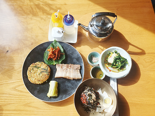 샘밭정식. 편육, 보쌈속, 녹두전, 맛배기막국수 등을 골고루 맛볼 수 있어 식사메뉴를 찾는 손님들이 선호한다.