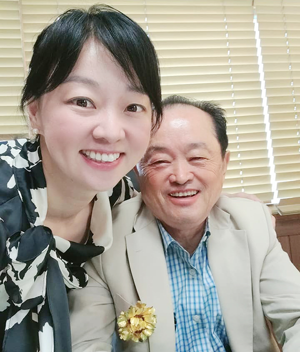 어버이날 조그마한 황금 카네이션을 달아드리며 행복한 삶을 만들어주신 아버님께 감사의 마음을 전한 이영주 대표. [사진 = 이영주 대표 페이스북]