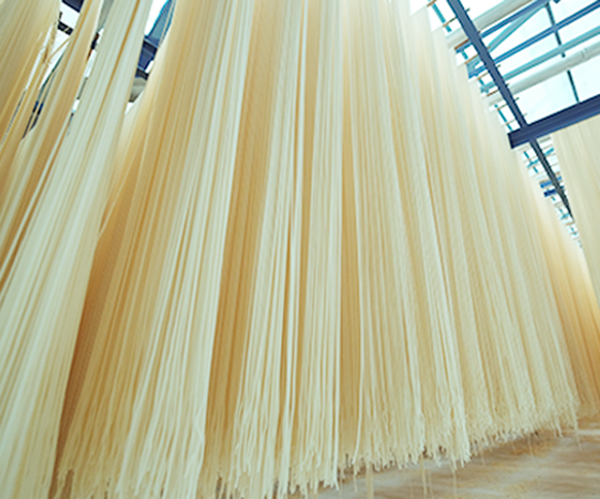 국수는 건조 방법에 따라 맛이 다르다. 칠갑농산은 열풍 기계건조 대신 ‘태양열 자연건조’ 방식으로 국수를 만든다. 태양열로 아주 천천히 건조해 수분이 천천히 빠져나가다 보니 국수의 원료인 밀이나 쌀 본래의 특성을 거의 해치지 않는다. 소비자들이 ‘탱탱하면서 졸깃하다’면서 ‘칠갑은 면발이 다르다’라고 이야기하는 이유다. [사진 = 칠갑농산 홈페이지 갈무리]