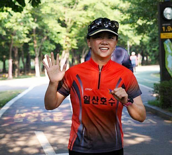 이영주 대표의 취미이자 특기는 마라톤이다. 2020년 3월 열린 하프마라톤 대회 여자 부문에서 1등을 한 적이 있을 정도다. 그녀는 매일 새벽 2~3시간 동안 일산호수공원을 달린다. 또 머리 아프고 힘든 일이 있을 때면 무조건 뛰러 나간다. 달리다 보면 생각이 정리되고 생명의 기운과 에너지를 얻는다. ‘달림은 기쁨이자 자유’라고 말하는 그는 건강한 체력에서 건강한 정신이 나온다는 것을 머리가 아니라 온몸으로 체험하고 있는 듯했다. [사진 = 이영주 대표 페이스북]