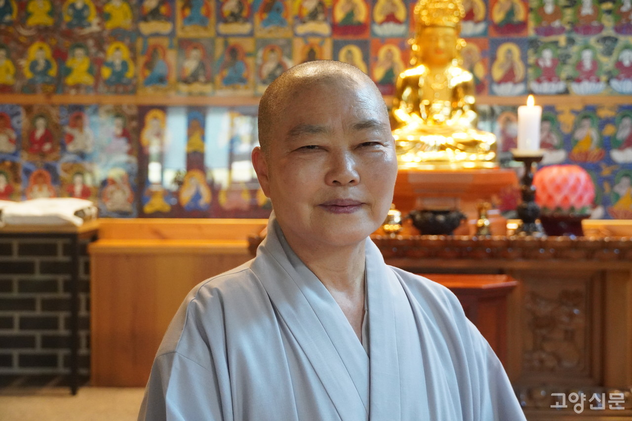 본각스님은 금륜사 주지를 맡다 2019년 11월 전국비구니회 회장으로 취임했다.