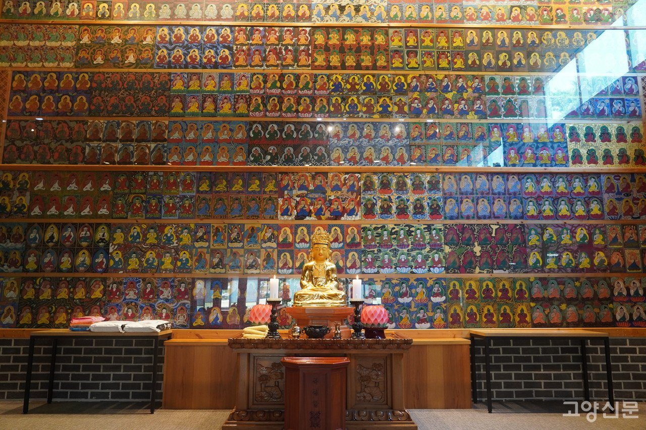 금륜사 법당에는 1000점의 수어하는 천불만다라가 있어 청각장애인도 '법구경'을 배워갈 수 있도록 헀다.