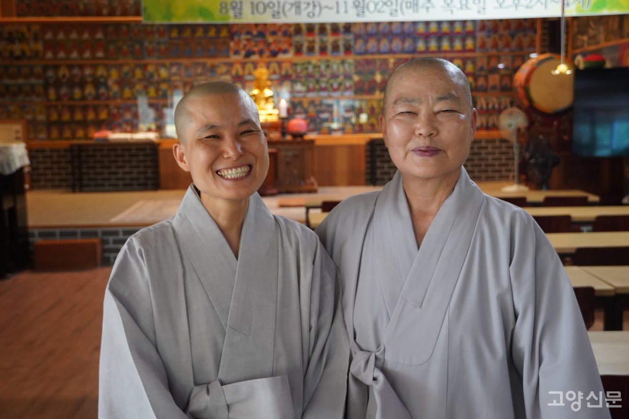 (사진 왼쪽부터) 금륜사 주지 효욱스님, 본각스님
