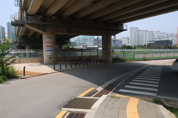 일산직업능력개발원 축구장 바로 옆에 위치한 탄현동 대림큰마을아파트 산책로가 보행로 없는 차로로 바로 이어진다.