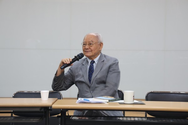 참석자와 의견을 나누는 박영신 연세대학교 사회학과 명예교수.