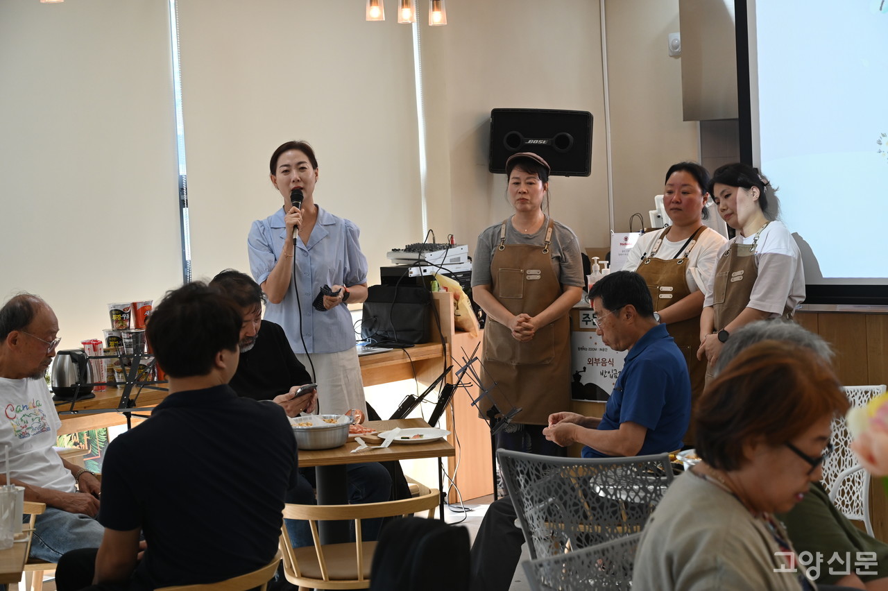 27일 원당 배다리마관협이 거점시설인 배다사랑나눔터 5층에서 행사를 진행하는 모습.