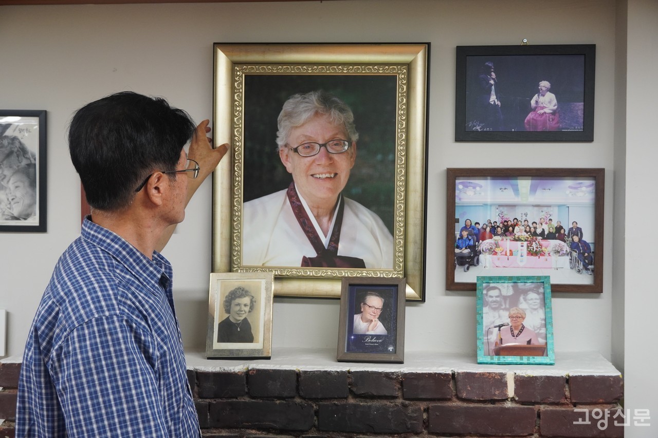 말리 홀트 여사의 사진을 바라보고 있는 스티브 모리슨